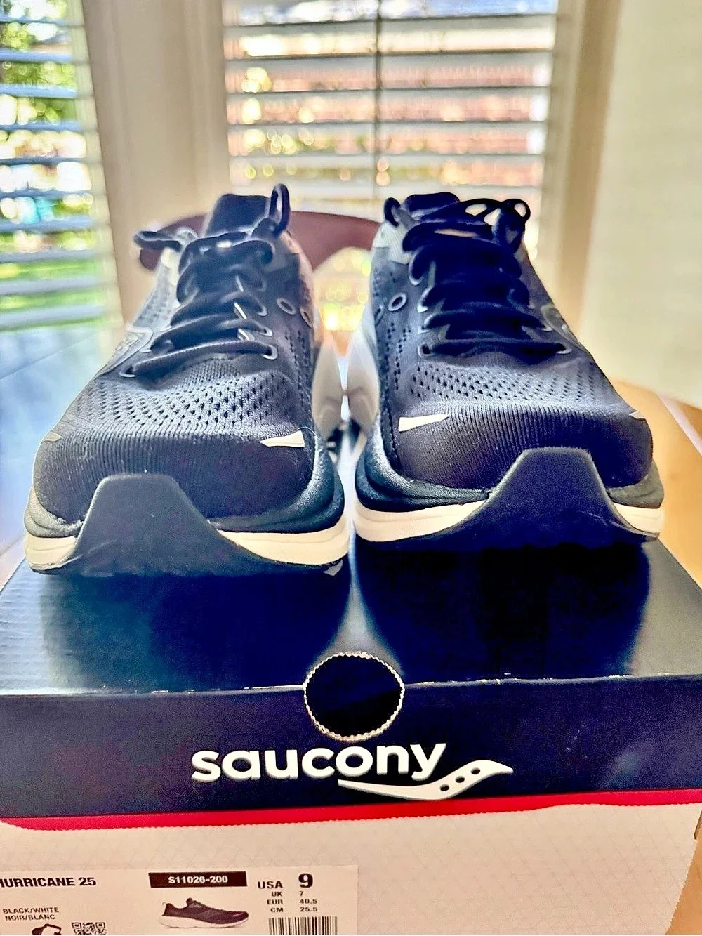 NEW with box Saucony Hurricane 25 Black & White US 9